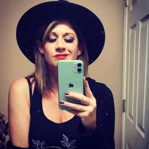 Meet your Posher, Holly